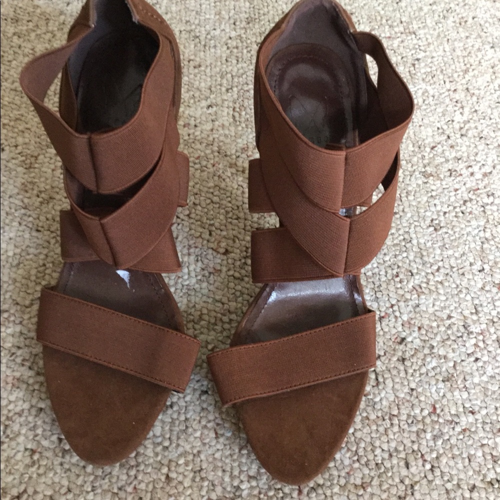 Ladies size 9 brown elastic strap heels NWOT